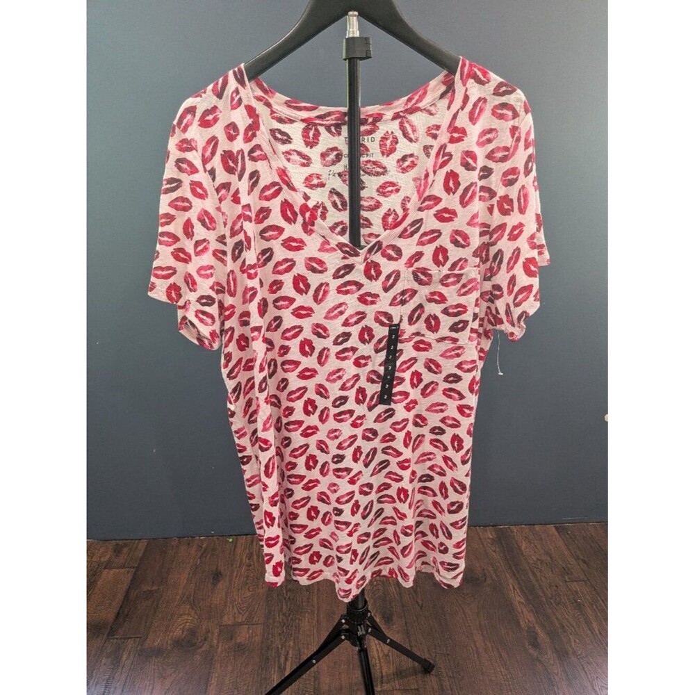 Trendy Lipstick Torrid Classic Fit T-Shirt Size 2 - NWOT
